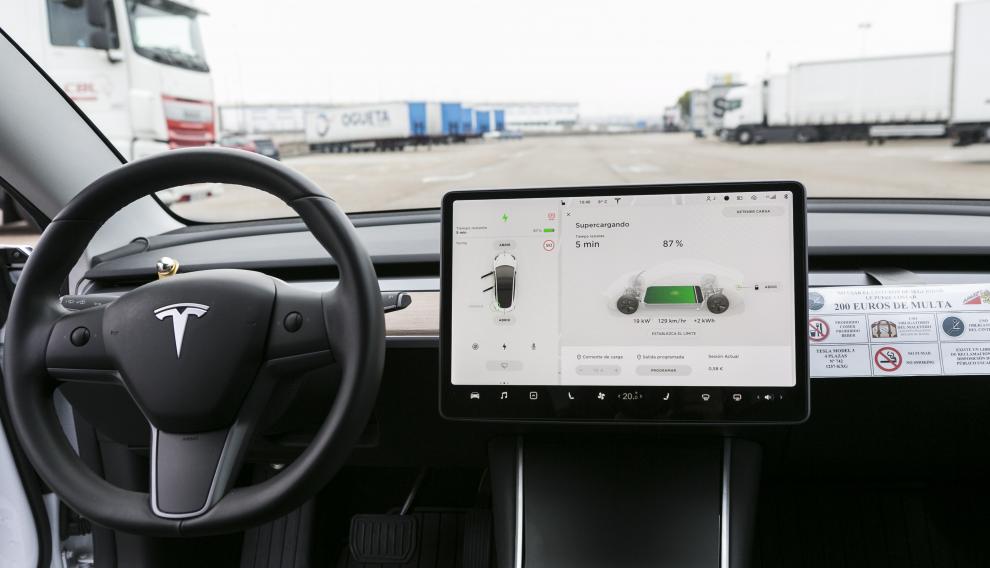 Pantalla táctil central de 15 pulgadas del Tesla Model 3 de Juan Carlos.