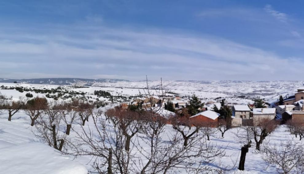 Valdehorna, rodeada de nieve