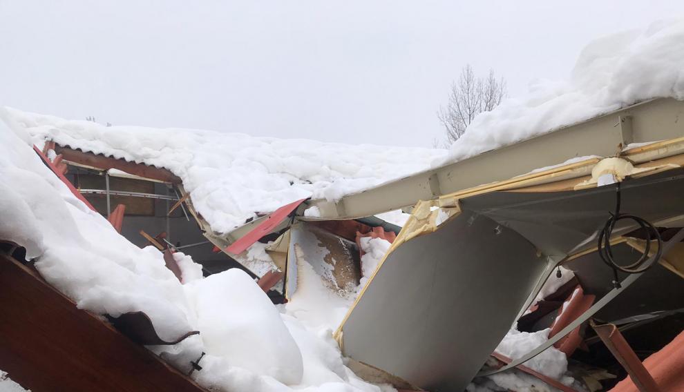 El peso de la nieve ha hundido el tejado y la cubierta de muchas naves agrícolas y ganaderas en la zona.