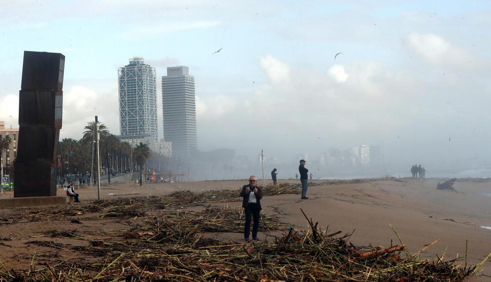 La playa de Barceloneta tras el paso del temporal Gloria.