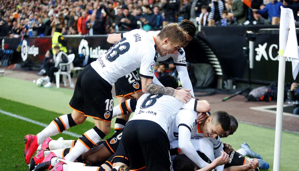 Los jugadores del Valencia celebra un gol de Maximiliano Gómez ante el Barcelona