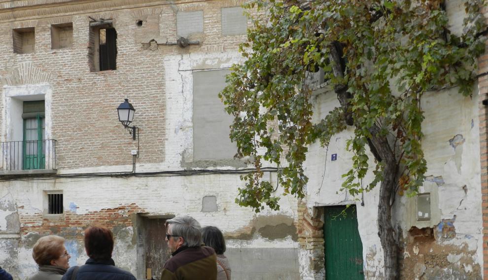 Varios participantes de los talleres, durante un paseo por espacios de su niñez en Utebo.
