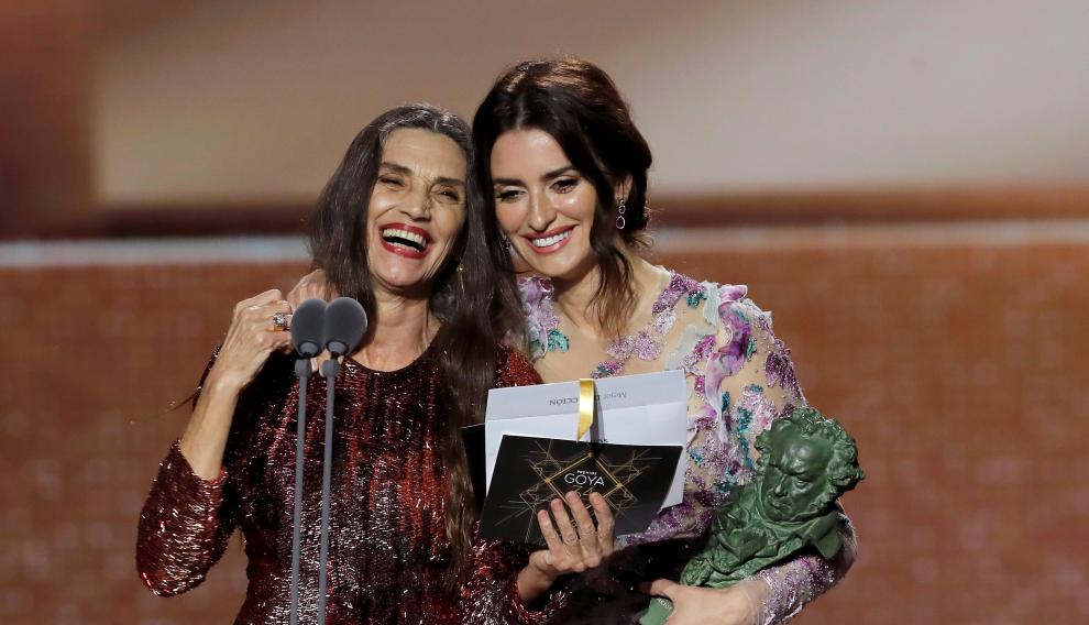 Angela, con su sortija, abrazada a Penélope Cruz.