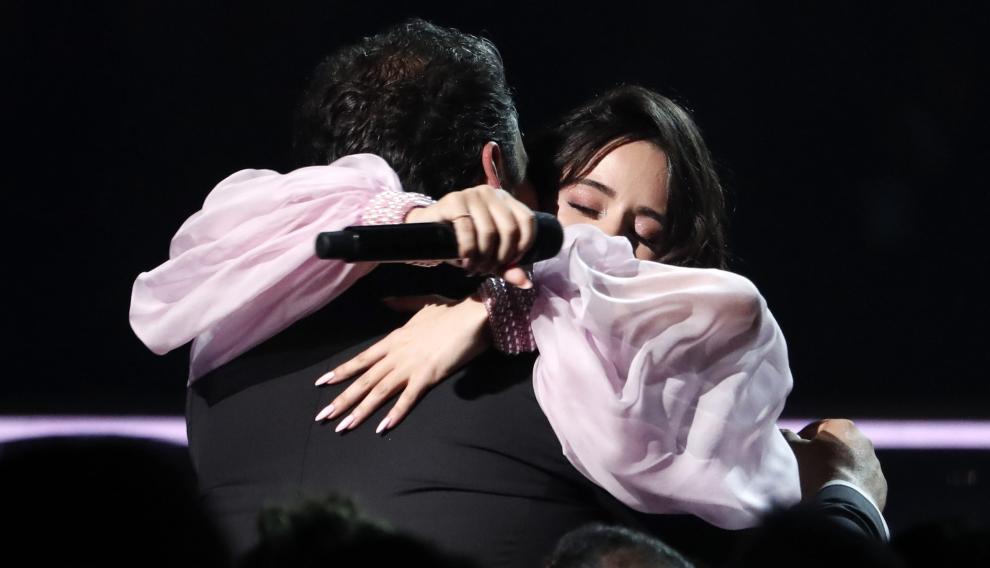Camila Cabello abraza a su padre.