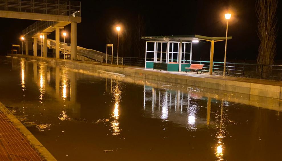 Las vías de tren inundadas en la estación de Villarreal de Huerva en la noche del martes