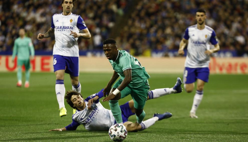 Varane adelanta al Real Madrid a los 6 minutos de partido en La Romareda.