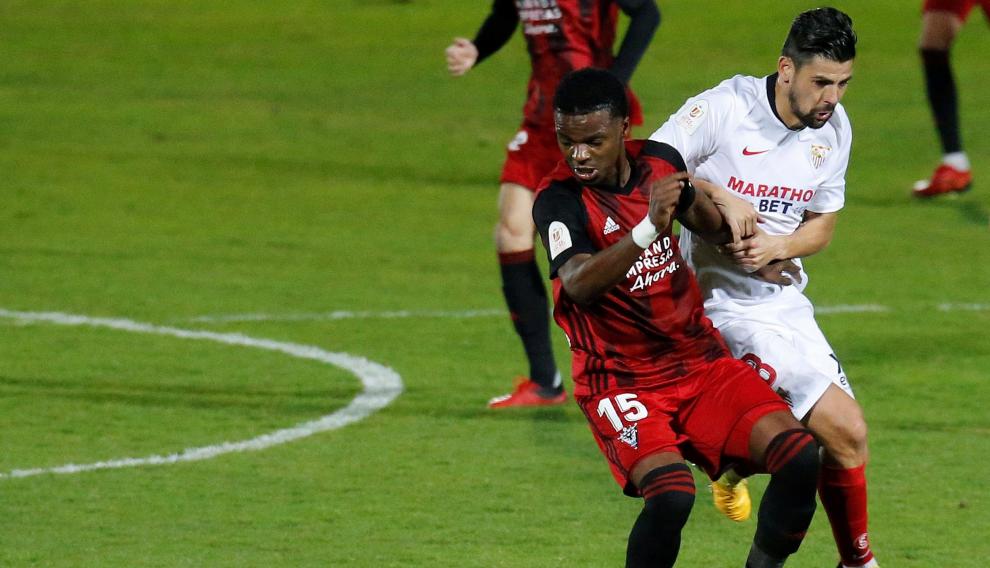 El centrocampista del Mirandés Mickael Malsa (i) pelea un balón con Escudero, del Sevilla,