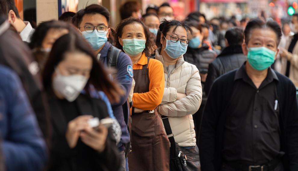 Hong Kong (China), 31/01/2020.- People line up to buy face masks outside a pharmacy in Hong Kong, China, 31 January 2020. Hong Kong extended the suspension of schools and kindergartens to 02 March 2020 at the earliest after at least 10 people were infected with the Wuhan coronavirus. The virus originated in the Chinese city of Wuhan and has so far killed at least 213 people, infecting over 9,000 others, mostly in China. EFE/EPA/JEROME FAVRE Long queues outside pharmacies as coronavirus fear spreads in Hong Kong