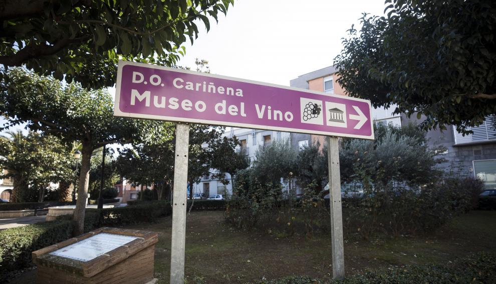 Cartel indicador del Museo del Vino en el centro de Cariñena