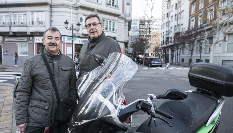 Andres Sáez (izquierda) y José Julio Espín, esta mañana junto a la plaza de Los Sitios.
