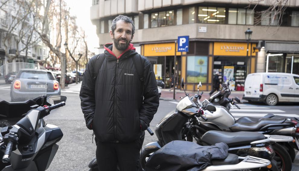 Joaquín Monserrat critica los problemas que tiene ahora para aparcar la moto.