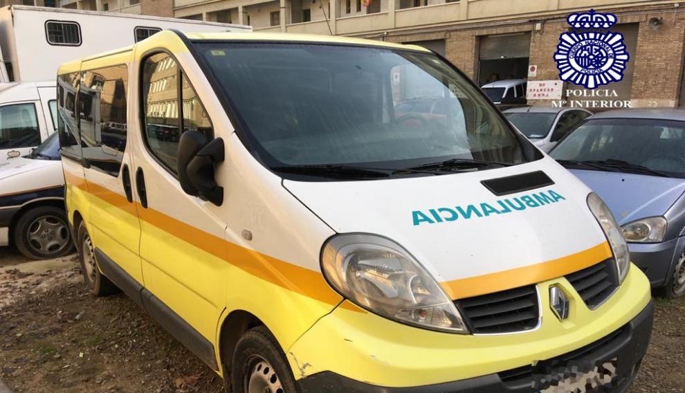Ambulancia que utilizaron los ladrones para robar las puertas de la obra.