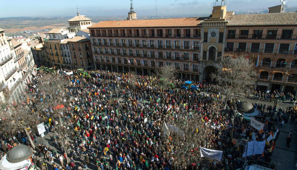 Cientos de agricultores protestaron este martes en Toledo.