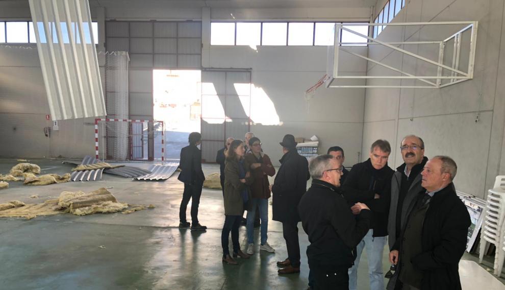 El polideportivo de Belmonte de San José, inutilizado por la nevada, visitado por Manuel Rando.