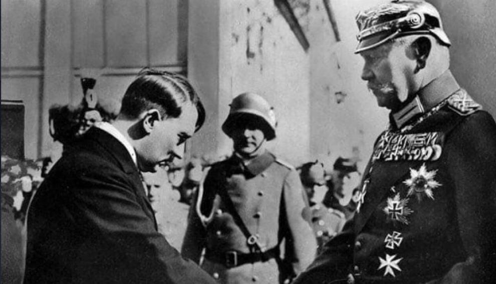 Paul von Hindenburg felicita a Hitler por su llegada a la Cancillería, en 1933.