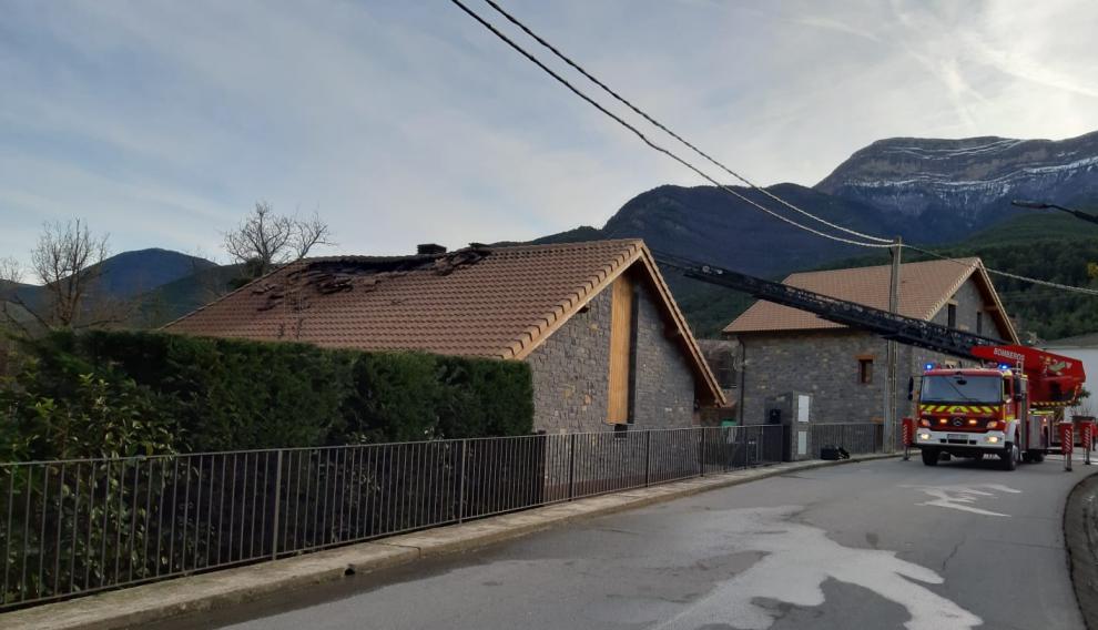 Extinción del incendio del tejado de una vivienda en Fiscal