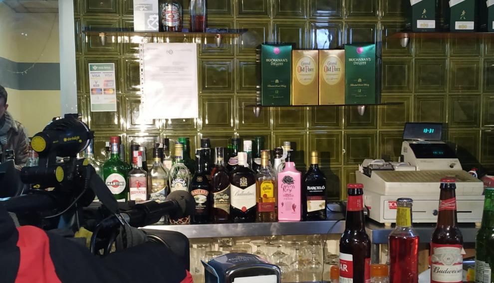 Impacto de bala en la pared, junto a la máquina registradora, en el bar El Cubetazo de Zaragoza