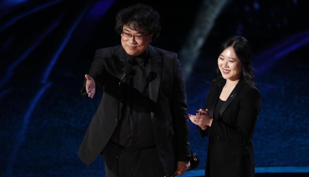 Bong Joon-ho y su traductora, Sharon Choi.