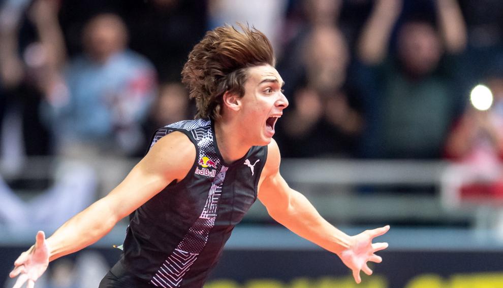 Duplantis tras lograr el récord mundial.