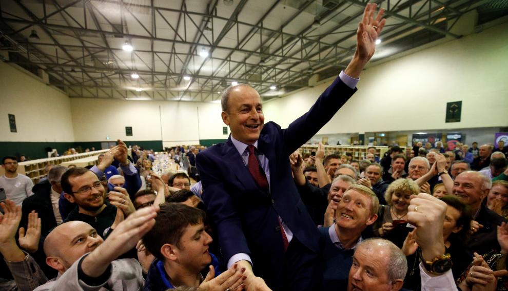 El líder de Fianna Fail, Micheal Martin, celebra los resultados de la votación, en un centro de recuento en Cork