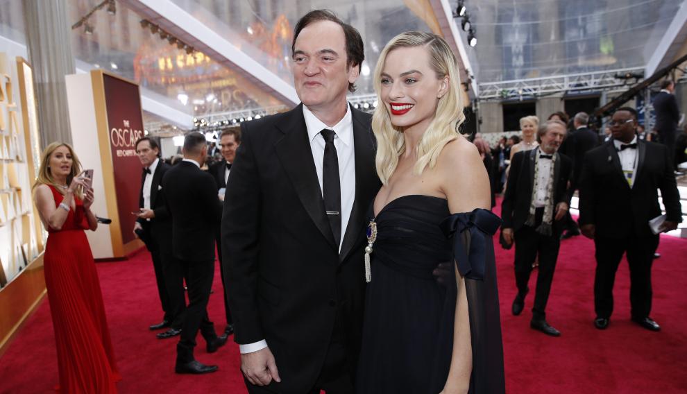Margot Robbie, con Quentin Tarantino, luciendo un Chanel de los años 80.