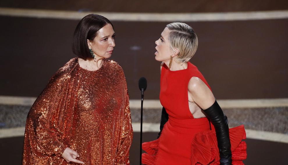 Maya Rudolph (izquierda) y Kristen Wiig (ambas de Valentino).