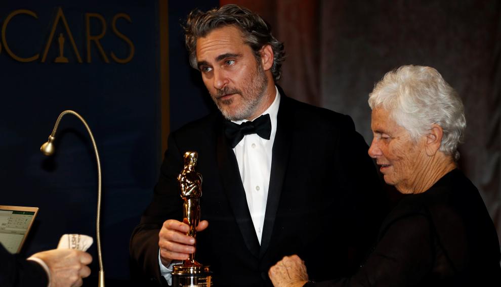 Phoenix, ya con su Óscar como mejor actor, acompañado de su madre Arlyn Phoenix