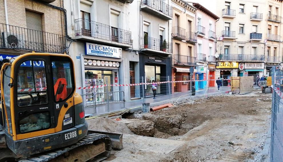 Una de las máquinas que allanan el terreno de las obras en el Coso Bajo.