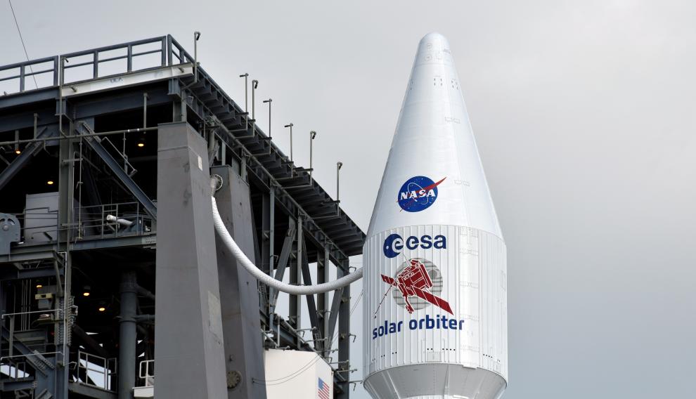 Una fotografía distribuida por la Agencia Espacial Europea (ESA) muestra el cohete Atlas 5, que transporta el satélite de observación Solar Orbiter al espacio, instalado en la plataforma de lanzamiento antes del lanzamiento en Cabo Cañaveral