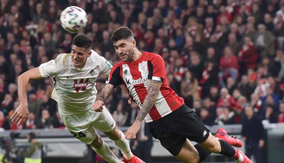 Acción del partido entre el Athletic y el Granada.