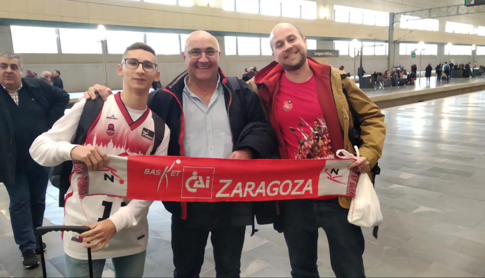 Aficionados del Casademont en la estación Delicias antes de partir hacia Málaga.