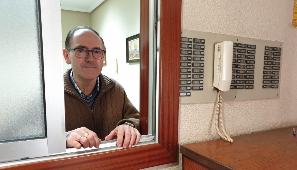José Antonio Francés, en la garita de su portería.