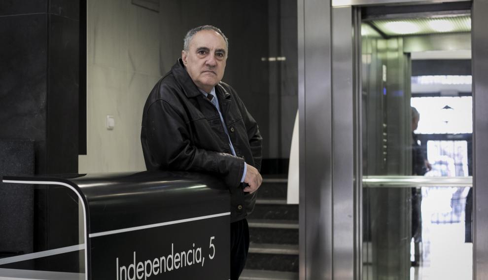Mario Castranado custodia el patio de la comunidad donde trabaja, en Zaragoza.