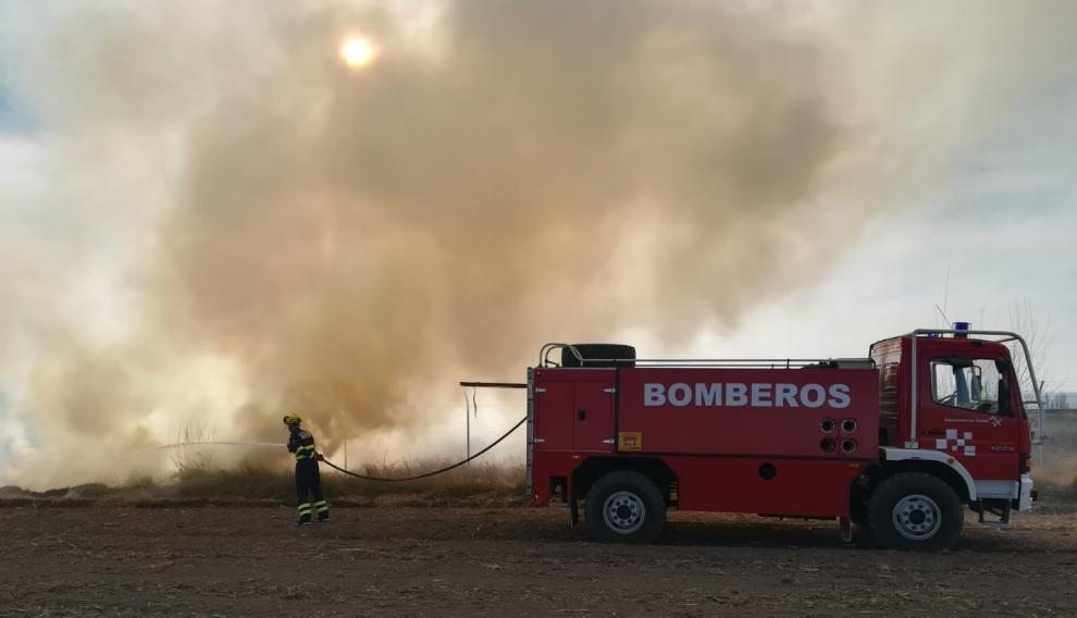 Incendio en un matorral junto a la vía del tren, entre Cella y Santa Eulalia.