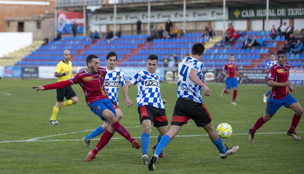 Adil remata a portería.