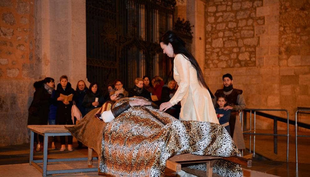 Alba Sánchez e Israel Bujeda, durante el ensayo de la escena final de Las Bodas en la plaza de la Catedral.
