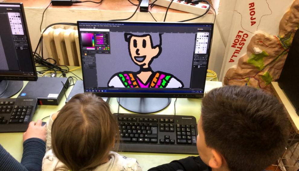 Los escolares, colorean los personajes del libro con un programa de retoque digital.