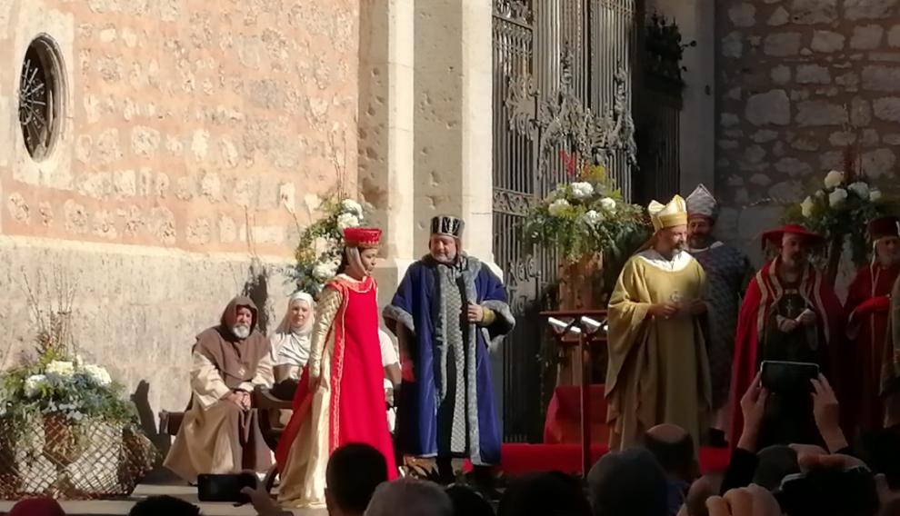 Al fin, llega la esperada Isabel. Luce vestido de terciopelo rojo pasión. Pasión es lo que le falta porque no se muestra nada convencida.