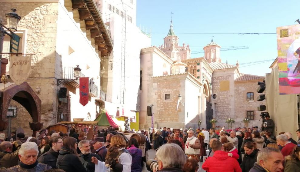 Ambiente en las calles de Teruel, momentos antes de que comience la boda de Isabel de Segura.