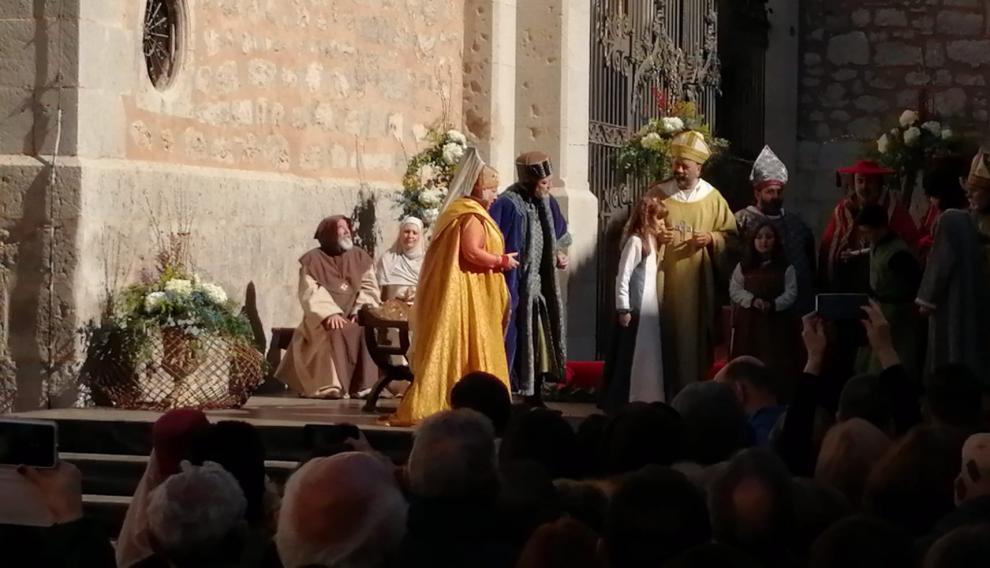 Doña Elfa aterrorizada ante la noticia que traen los niños. Isabel ha dicho que no se casa. Se ha quitado el vestido con tanto genio que lo ha rasgado. Había sido comprado en Valencia nada y más y nada menos que por 400 sueldos.