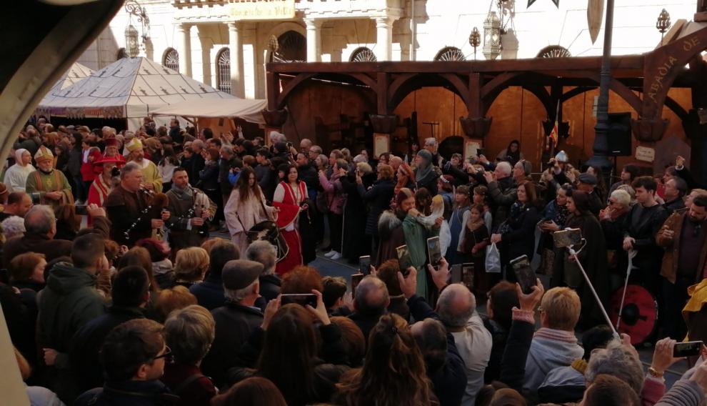 La comitiva nupcial ya llega a la plaza de la catedral.
