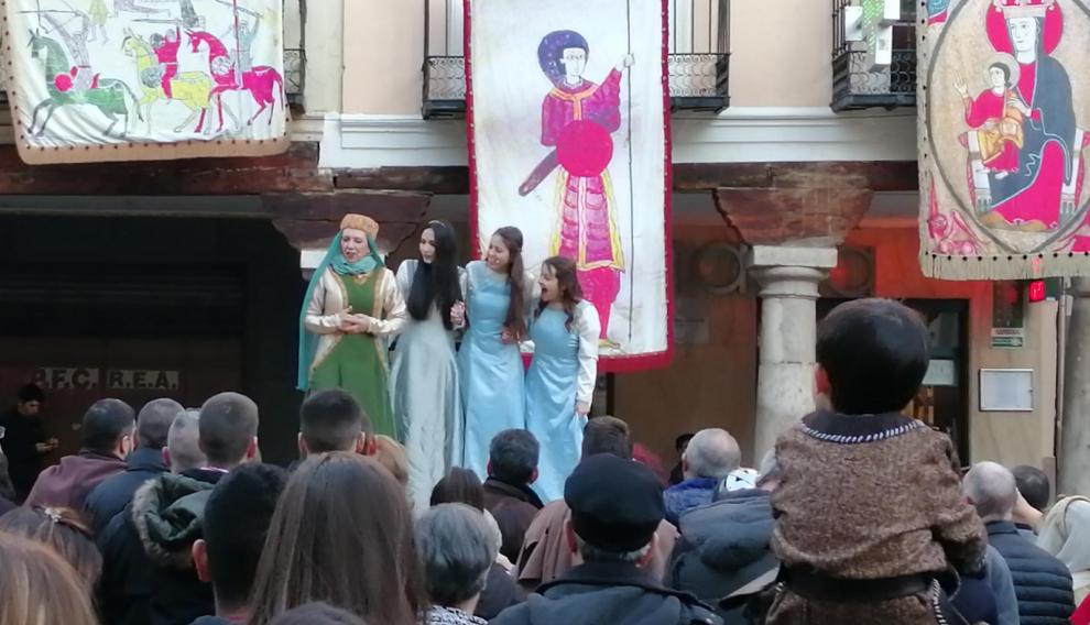 Las damas de Bearn, en la plaza del Torico