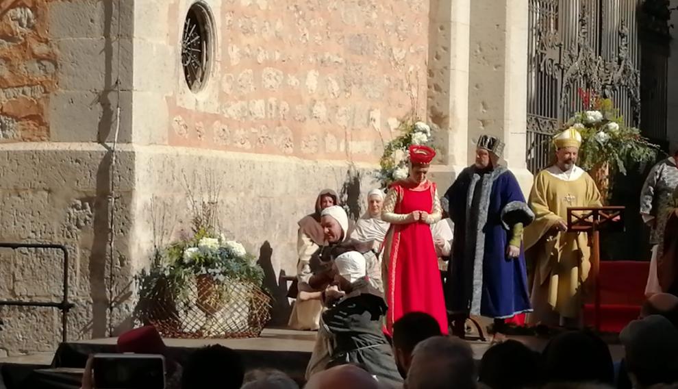 Los guardias se llevan al hermano de Diego de Marcilla, el caballero al que Isabel había prometido su amor.