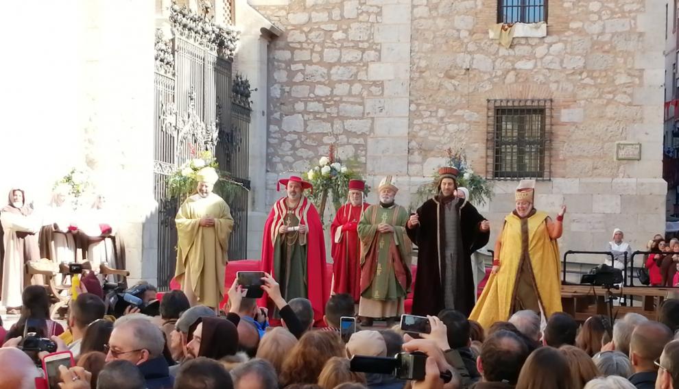 Los invitados comienzan a llegar. El hermano y la cuñada de don Pedro de Azagra dan la bienvenida a todos ellos.