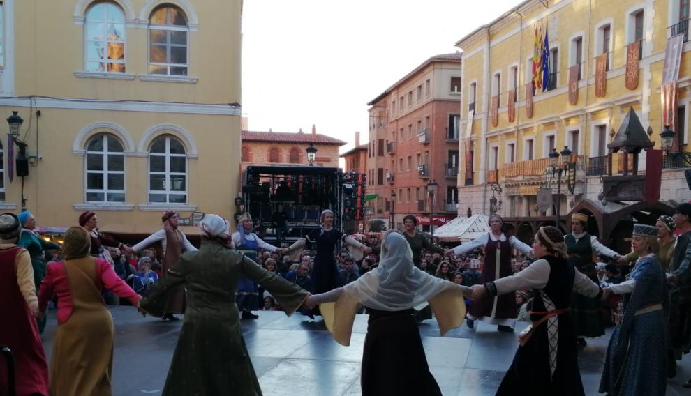 Manfredina y los Alarifes de San Martín bailan sus danzas.