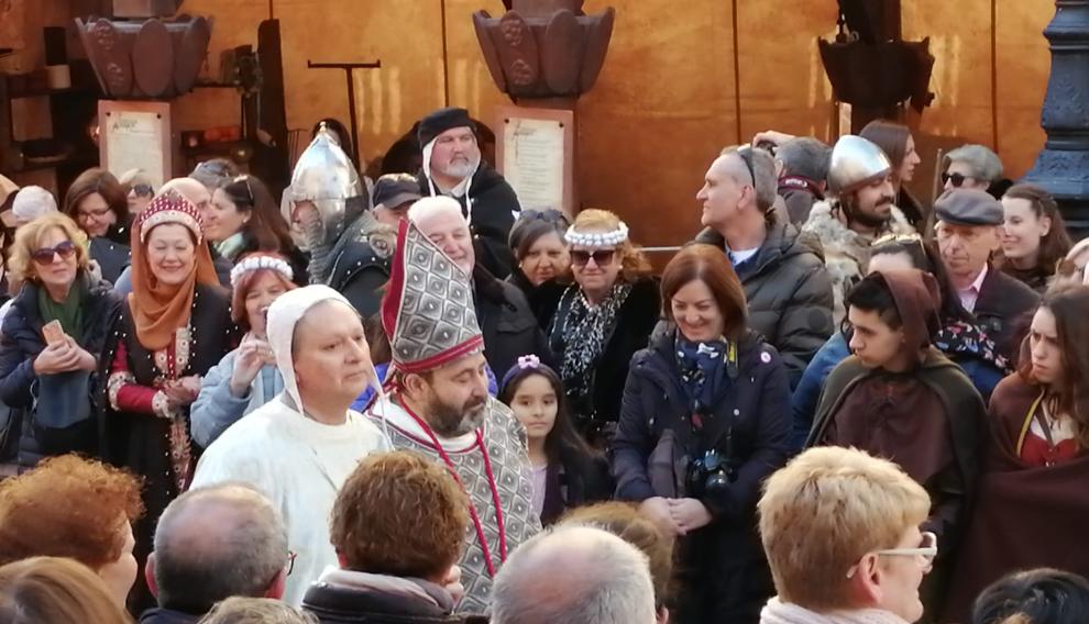 Por fin aparece el Obispo de Albarracín. Invitados y familiares le esperaban angustiados. Se ha retrasado por un problema de salud que no hace público, solo lo cuchichea.