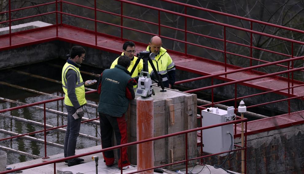 Topógrafos trabajan en la ladera donde se produjo el desprendimiento del vertedero de Ermua.