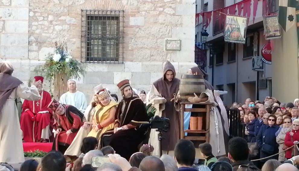 Tras el 'sí, quiero', la cerveza riega el enlace. Pinchada del barril de la Abadía de Ambar, un brebaje que sido elaborado bajo permiso papal.