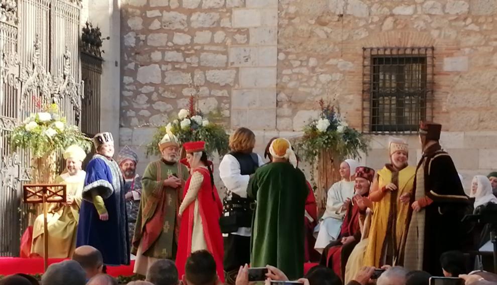 Un ave rapaz lleva los anillos hasta el altar.
