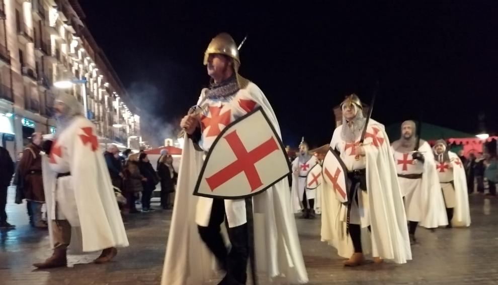 Una larga comitiva acompaña al monarca en su llegada a Teruel